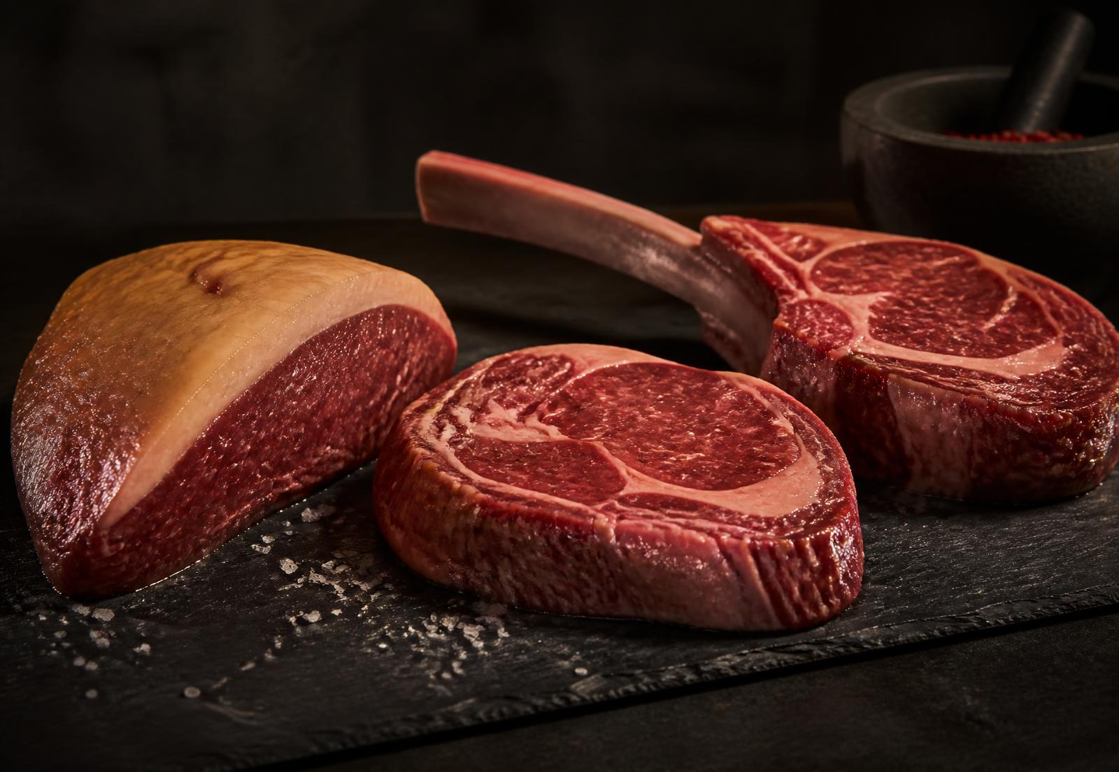 Cortes bovinos premium sobre tábua de ardósia